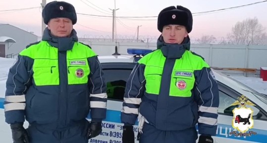 Добрые дела на дороге в морозную зиму: полицейские оказали помощь водителю и его беременной супруге