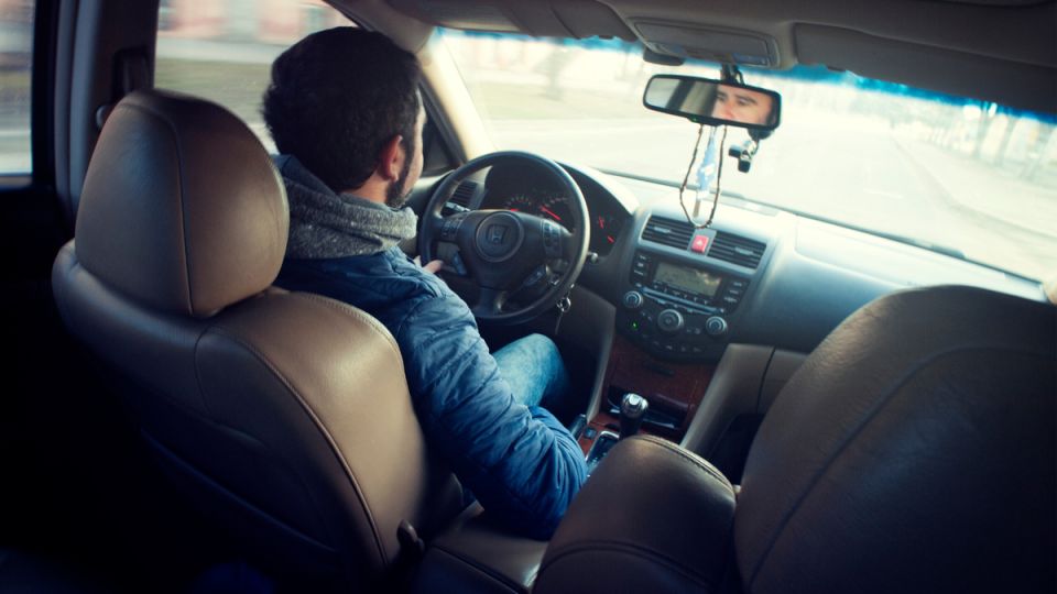 Когда инспектор ГИБДД останавливает: действительно ли нужно выходить из автомобиля?