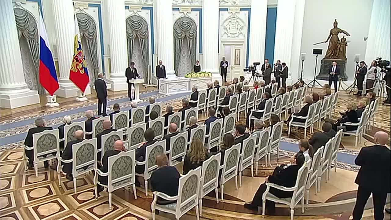 Орден «За заслуги перед Отечеством» IV степени пианисту, уроженецу Иркутской области Денису Мацуеву вручил Владимир Путин