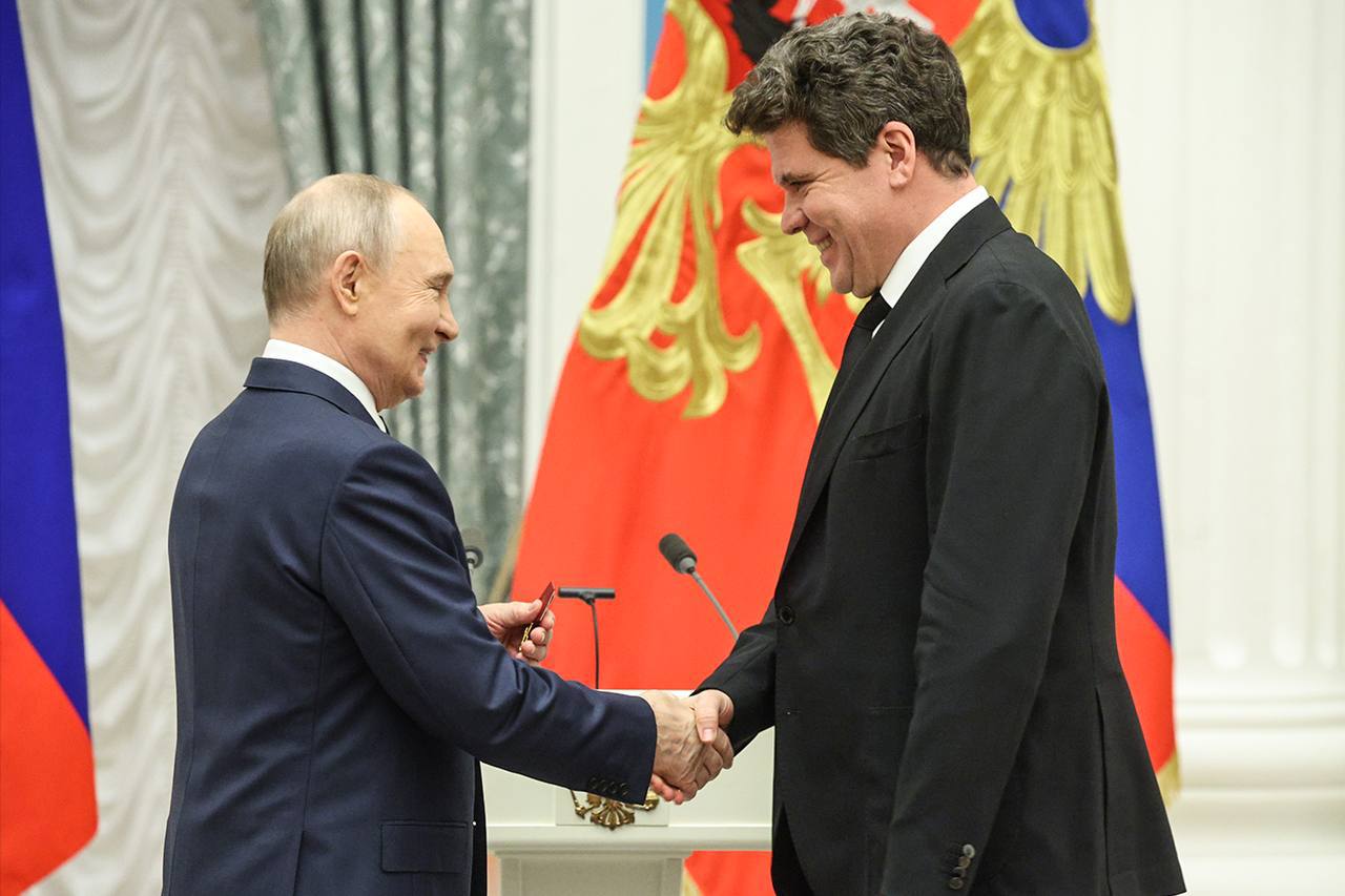 Президент РФ Владимир Путин вручил пианисту из Иркутска Денису Мацуеву орден «За заслуги перед Отечеством» III степени