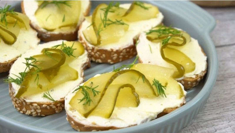 Нежные бутерброды с яично-горчичным маслом: оригинальная закуска для любого праздника