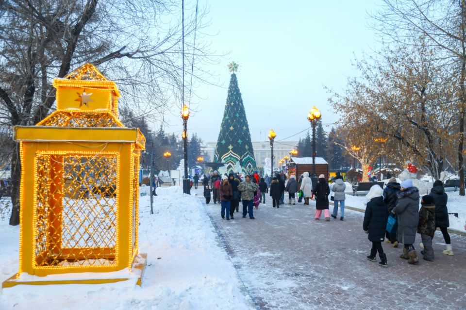 Каждый декабрь мы ждем наступления праздников, радуемся, когда видим признаки их приближения: украшение витрин, иллюминацию на улицах, новогодние песни повсюду и, конечно, самое важное — открытие главной городской елки