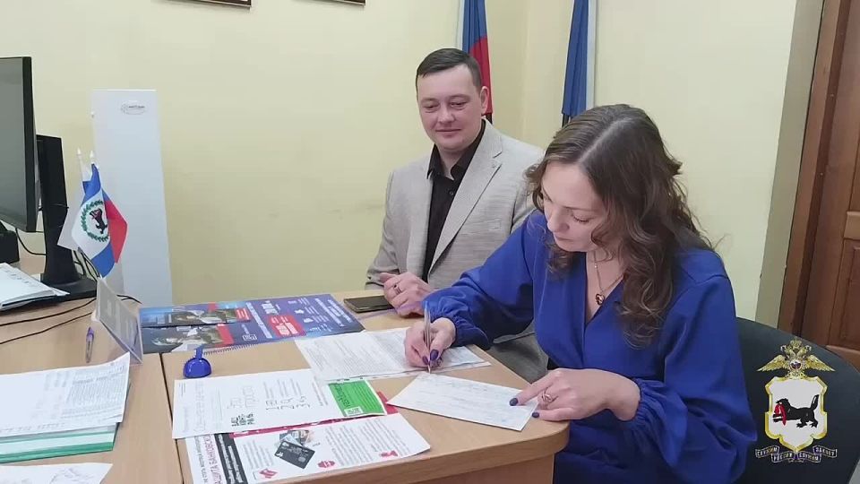 Жених и невеста из Усолья-Сибирского поблагодарили полицейских за оперативную замену паспорта в день свадьбы