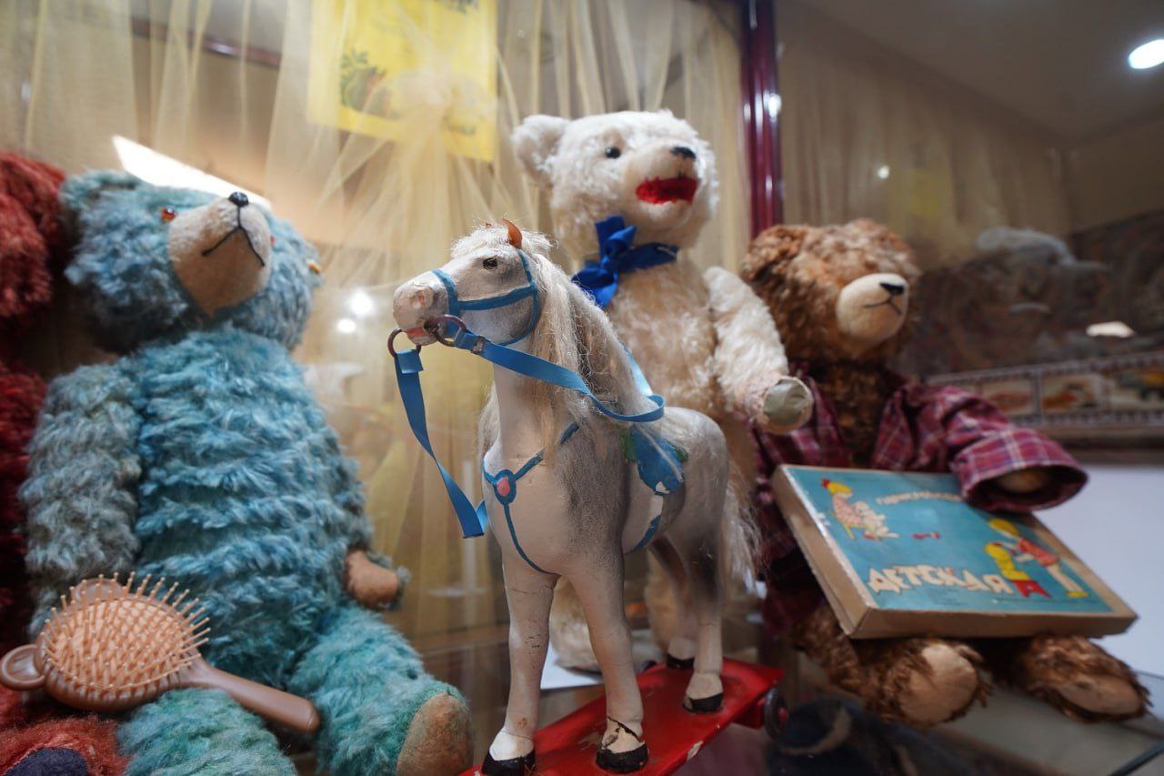 Путешествие в детство. В Иркутске открылась выставка игрушечных мишек Путешествие в детство. В Иркутске открылась выставка игрушечных мишек