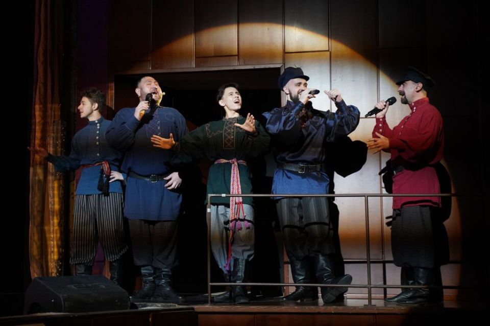 Яркая мозаика культур. Как жили, о чем пели, чем досуг занимали, из каких дальних стран в Приангарье переезжали… Более 200 артистов, которые развивают и популяризируют традиционную культуру, песенное творчество, национальные...