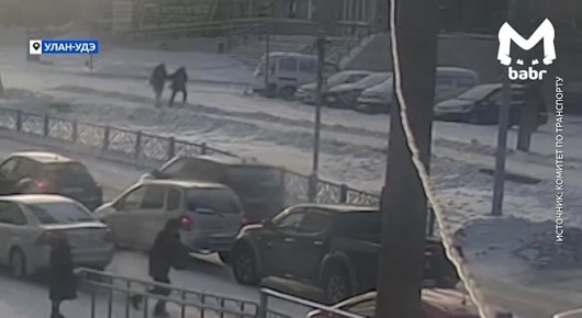 Мужчина попал под колеса легковушки и улетел в сугроб в Улан-Удэ