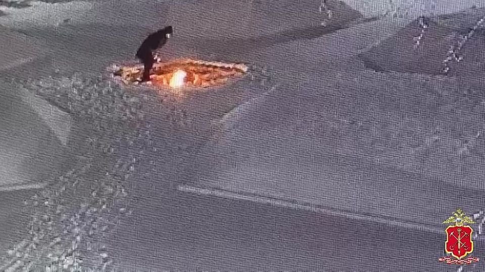 В Киришах мужчина потушил Вечный огонь… снегом