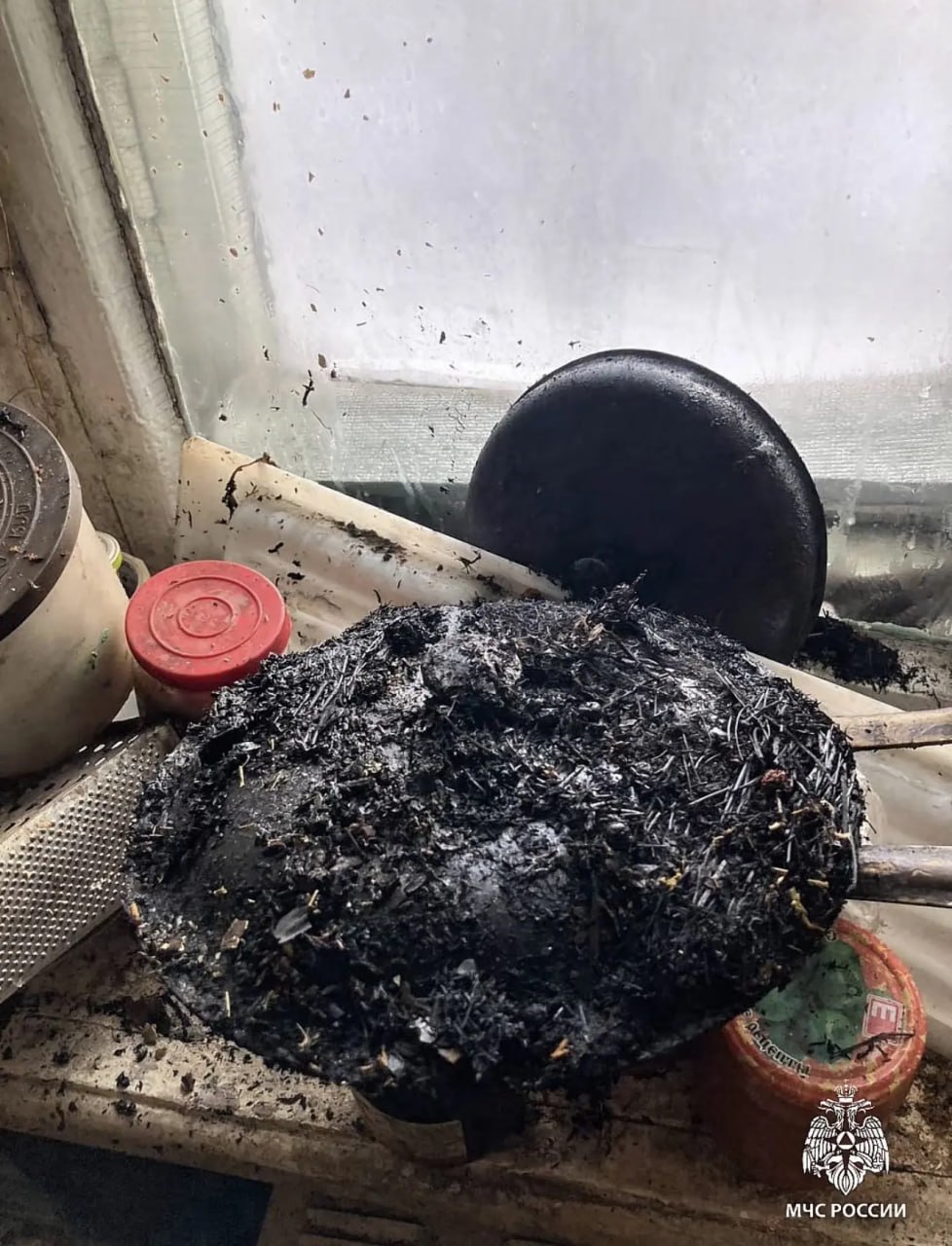 Загорелась квартира в пятиэтажке на улице Ударника в Иркутске Загорелась квартира в пятиэтажке на улице Ударника в Иркутске