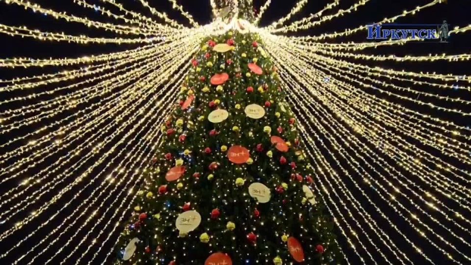 Еще одна елка — на бульваре Гагарина у памятника императору Александру III — радует горожан в преддверии Нового года