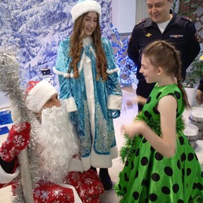 Транспортные полицейские продолжают добрые традиции Полицейского Деда Мороза