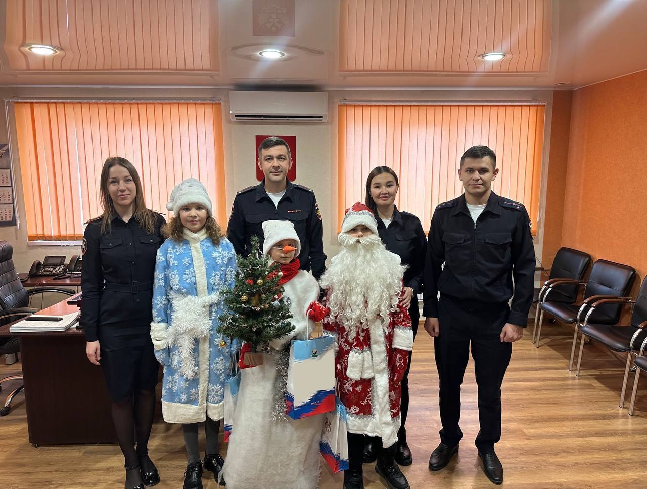 Ученики иркутской школы поздравили сотрудников Госавтоинспекции с наступающим Новым годом