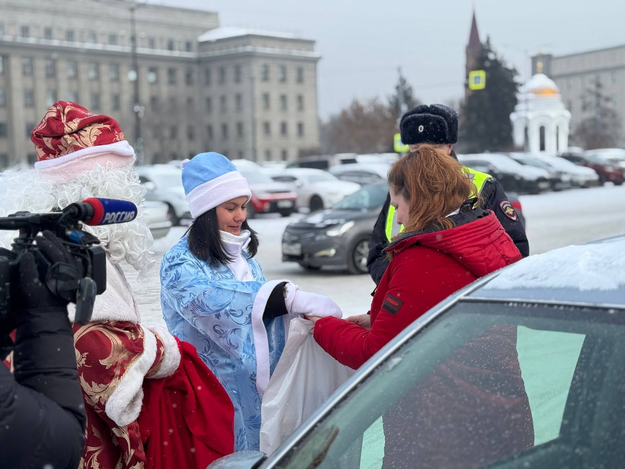 Госавтоинспекторы в Иркутской области поддержали ежегодную Всероссийскую акцию «Полицейский Дед Мороз» Госавтоинспекторы в Иркутской области поддержали ежегодную Всероссийскую акцию «Полицейский Дед Мороз»