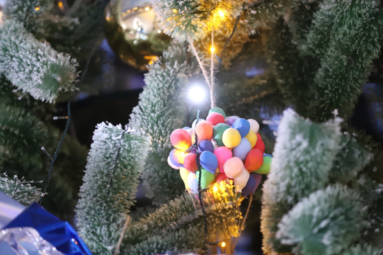 Доброй ночи, Иркутск!. В этом году новогодняя ёлка в Комсомольском парке украшена детскими игрушками в авиационной тематике Доброй ночи, Иркутск!. В этом году новогодняя ёлка в Комсомольском парке украшена детскими игрушками в авиационной тематике