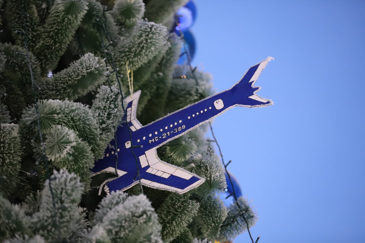 Доброй ночи, Иркутск!. В этом году новогодняя ёлка в Комсомольском парке украшена детскими игрушками в авиационной тематике Доброй ночи, Иркутск!. В этом году новогодняя ёлка в Комсомольском парке украшена детскими игрушками в авиационной тематике