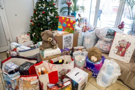 Представители администрации и Думы Иркутска передали новогодние подарки детям из хосписа