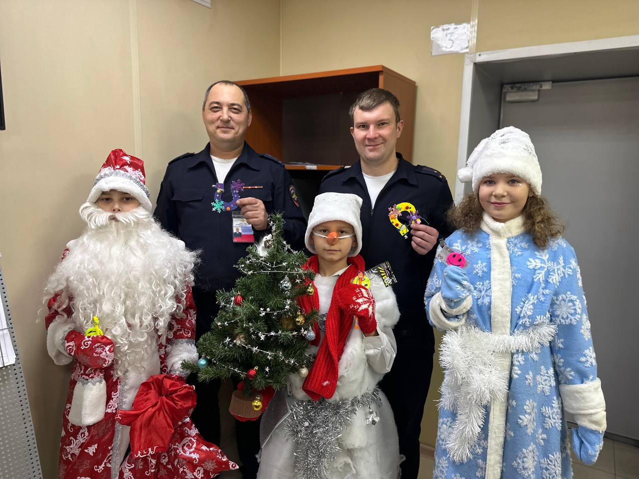 Ученики иркутской школы поздравили сотрудников Госавтоинспекции с наступающим Новым годом Ученики иркутской школы поздравили сотрудников Госавтоинспекции с наступающим Новым годом