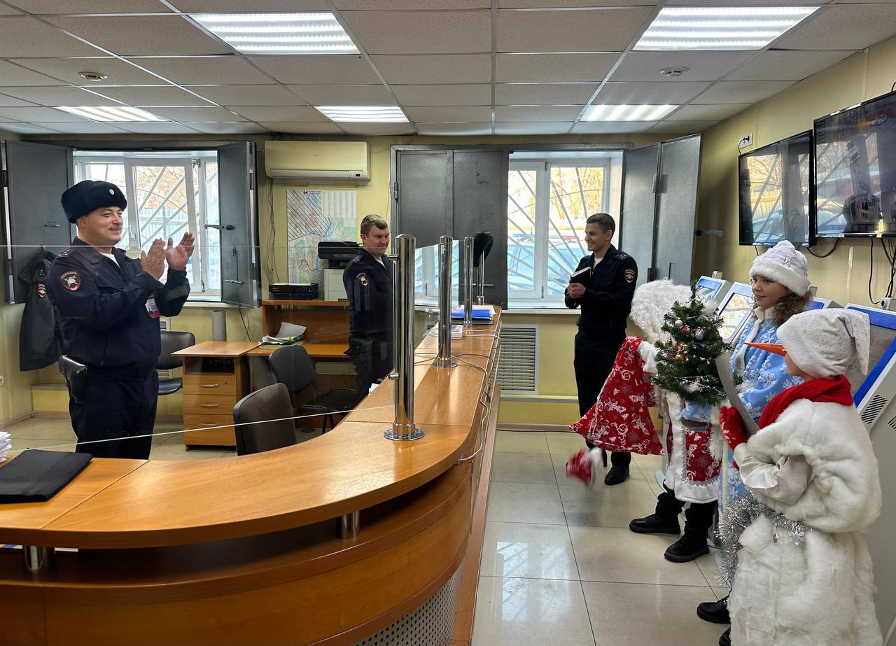 Ученики иркутской школы поздравили сотрудников Госавтоинспекции с наступающим Новым годом Ученики иркутской школы поздравили сотрудников Госавтоинспекции с наступающим Новым годом