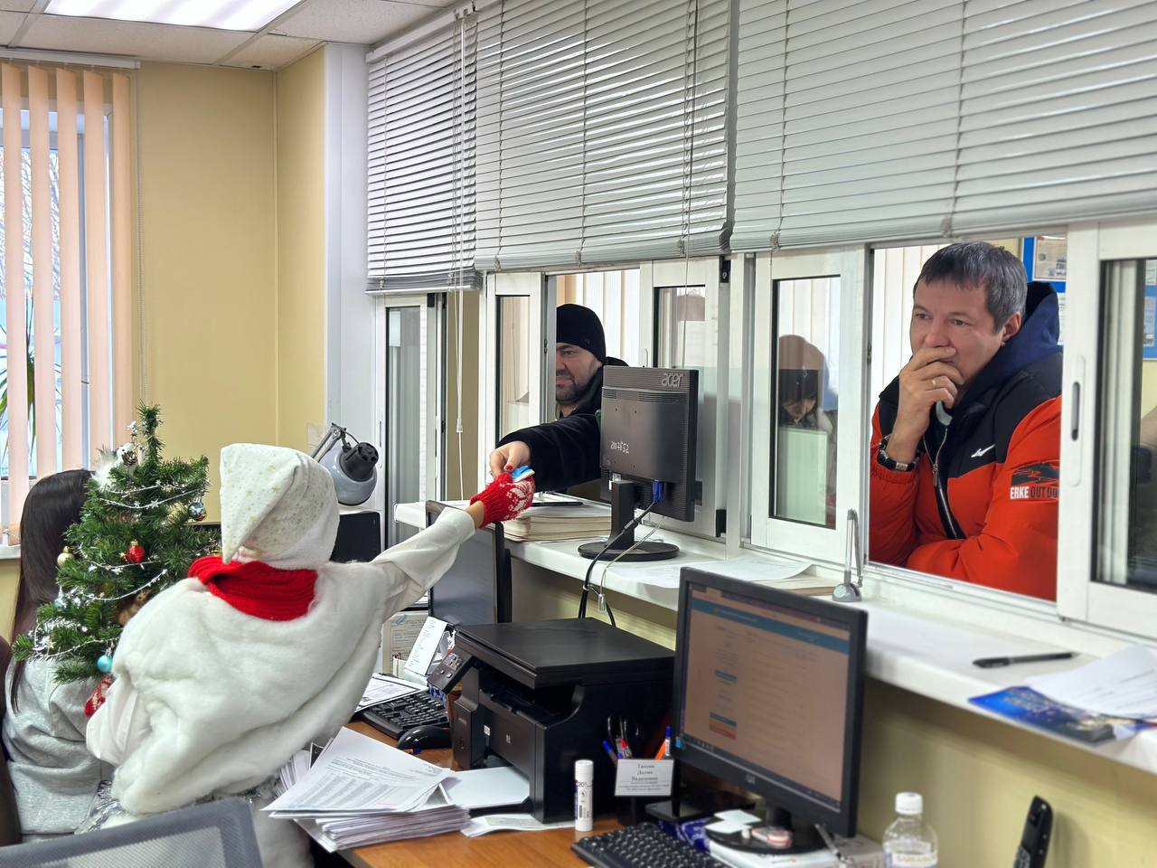 Ученики иркутской школы поздравили сотрудников Госавтоинспекции с наступающим Новым годом Ученики иркутской школы поздравили сотрудников Госавтоинспекции с наступающим Новым годом