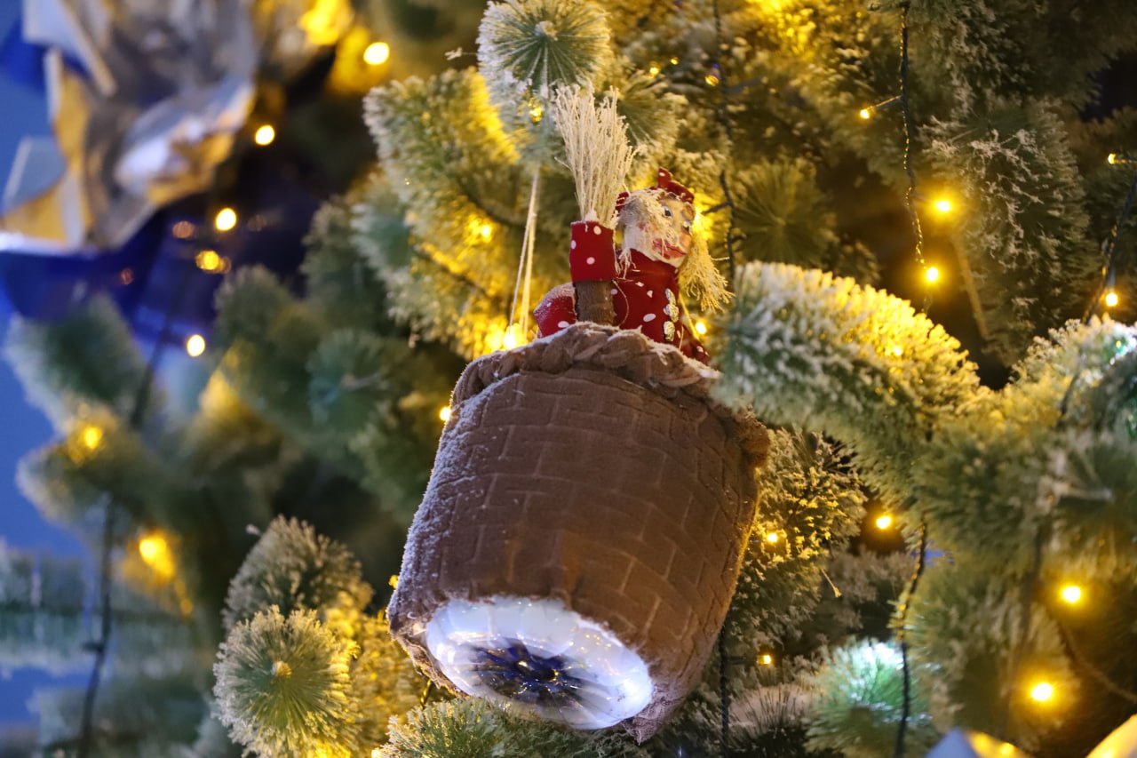 Доброй ночи, Иркутск!. В этом году новогодняя ёлка в Комсомольском парке украшена детскими игрушками в авиационной тематике Доброй ночи, Иркутск!. В этом году новогодняя ёлка в Комсомольском парке украшена детскими игрушками в авиационной тематике