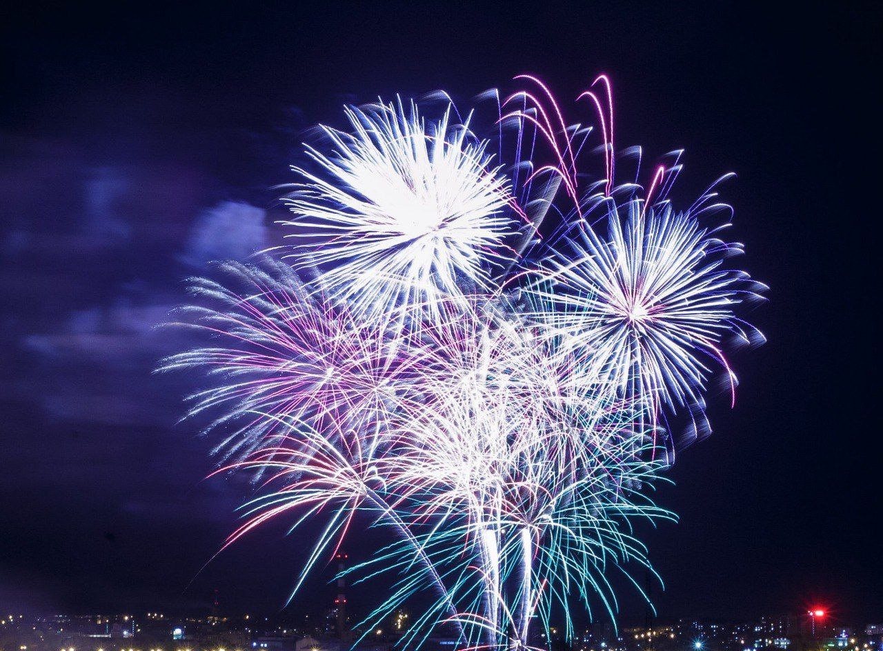 Фейерверки – только в разрешённых местах! Наверняка в эти праздники вы захотите запустить свой салют, но напоминаем: делать это разрешено только в специальных местах