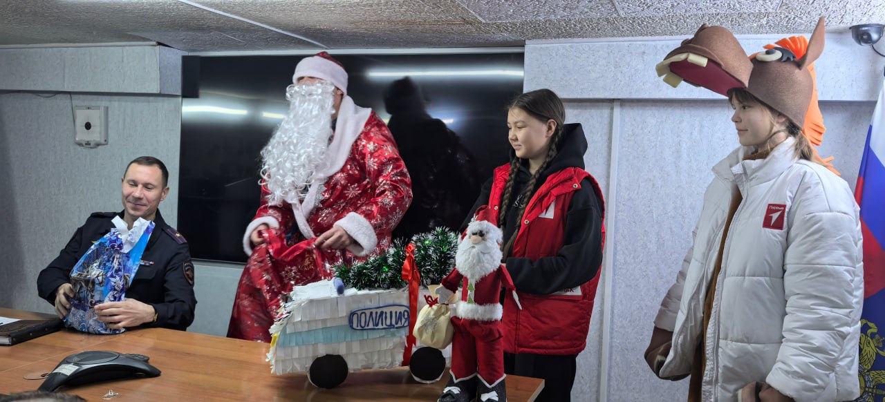 Шелеховских полицейских, заступивших на новогодние сутки, поздравили представители «Движения первых»