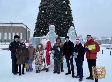 B Усолье-Сибирском автоинспекторы и общественники поздравили горожан с наступающим Новым годом
