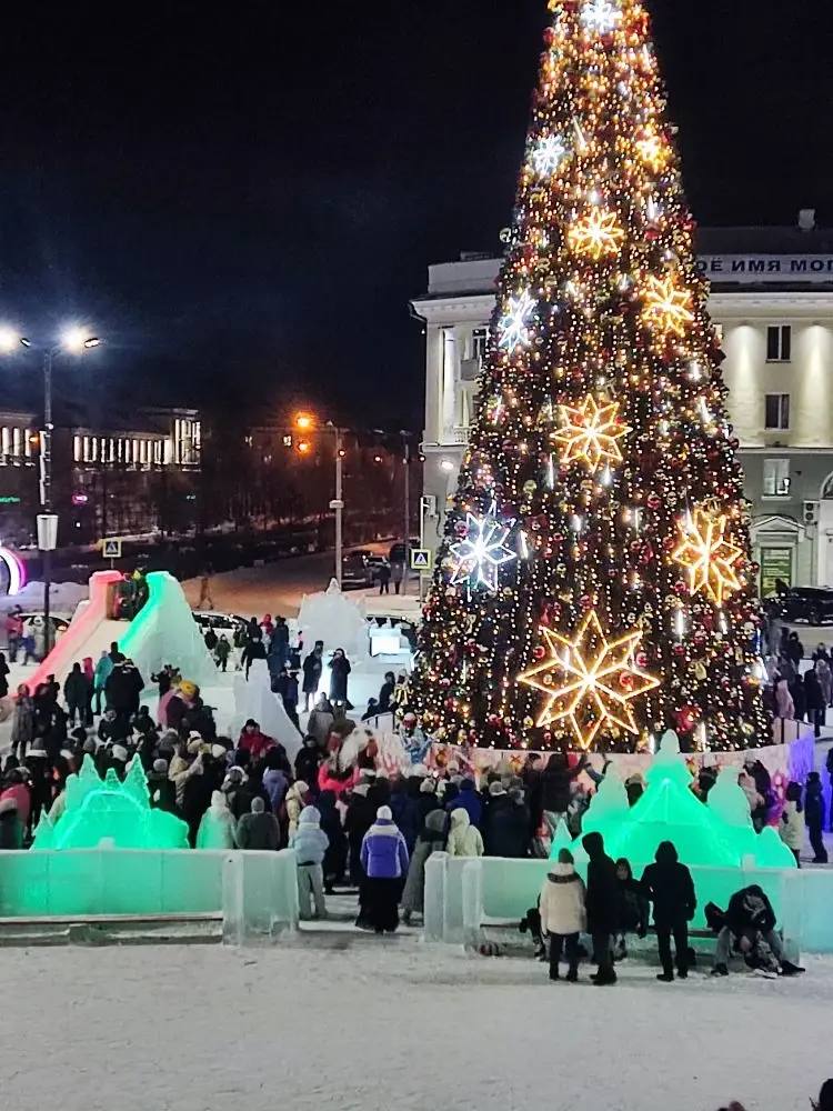 Некоторые ангарчане семьями пришли встретить новый, 2026-й год на центральную площадь любимого города!