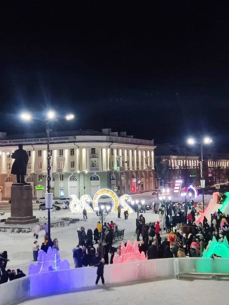 Некоторые ангарчане семьями пришли встретить новый, 2026-й год на центральную площадь любимого города! Некоторые ангарчане семьями пришли встретить новый, 2026-й год на центральную площадь любимого города!