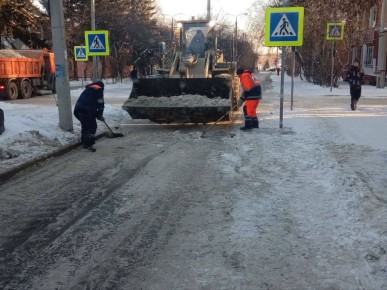 В Иркутске продолжаются грейдирование и противогололедная обработка дорог
