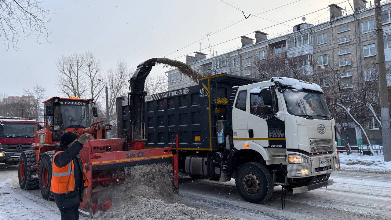 В Иркутске усилены работы по вывозу снега и устранению колеи