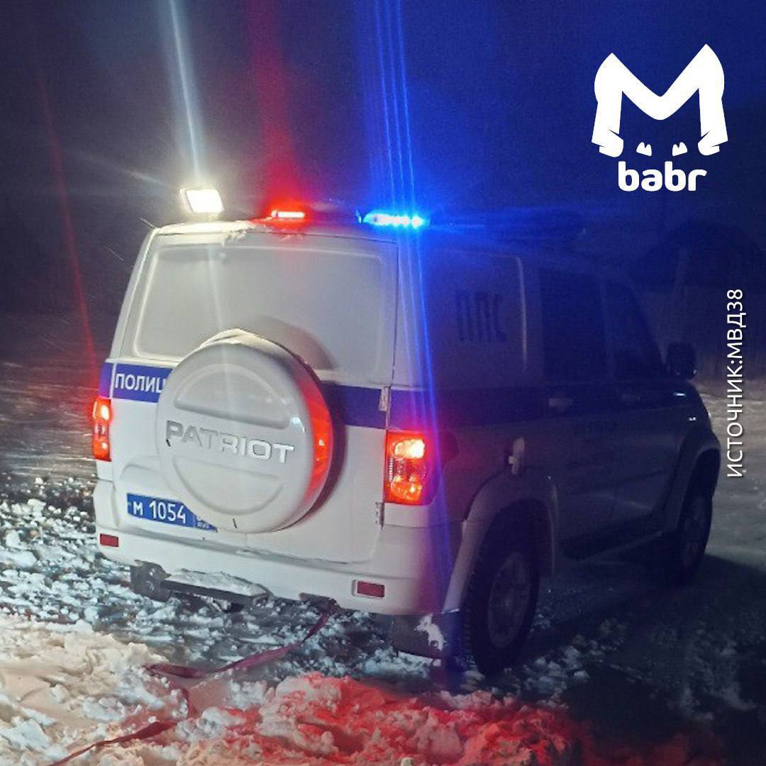 Полицейские помогли водителю выбраться из снежной ловушки в Хомутово Полицейские помогли водителю выбраться из снежной ловушки в Хомутово