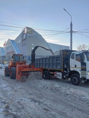 Дороги и тротуары в Иркутске круглосуточно очищают от снега и наледи