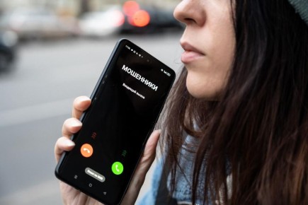 Запугивали и втирались в доверие