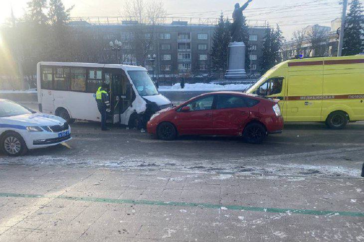 Пассажир общественного транспорта пострадал в аварии в центре Иркутска