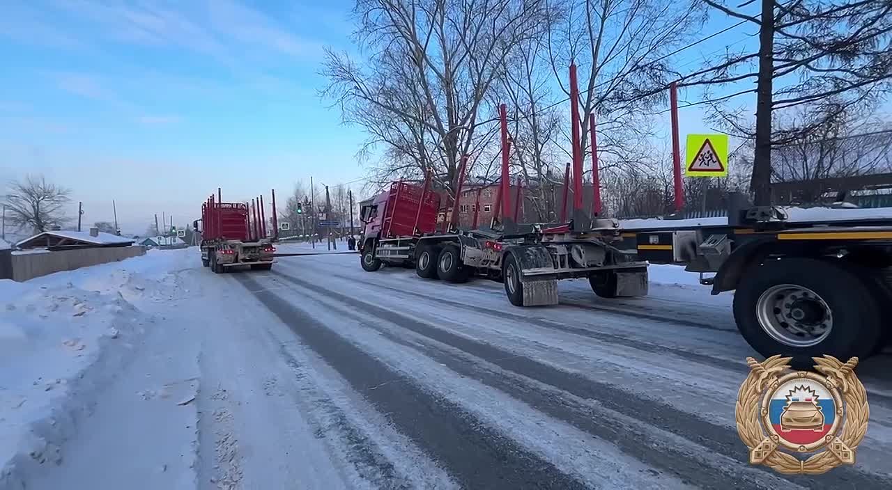 В Тайшете сотрудники Госавтоинспекции оказали помощь водителю трала, застрявшего в снегу