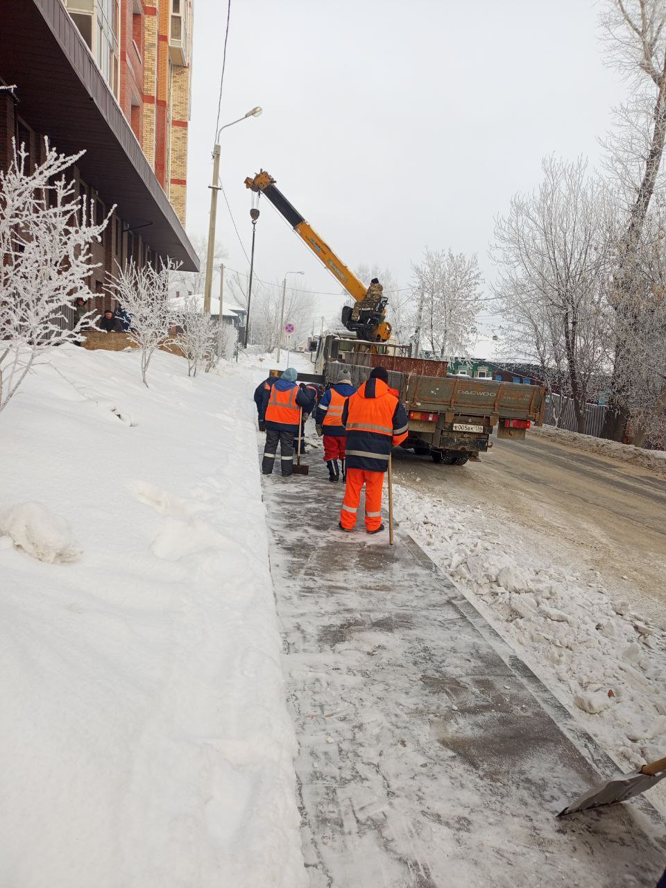 #уборка_снега механизированным и ручным способом ведётся ежедневно #уборка_снега механизированным и ручным способом ведётся ежедневно