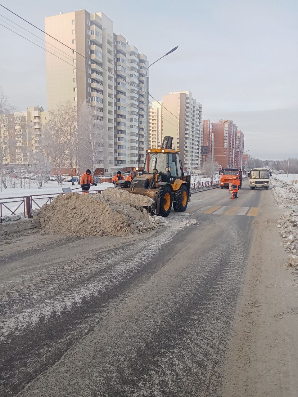 #уборка_снега механизированным и ручным способом ведётся ежедневно