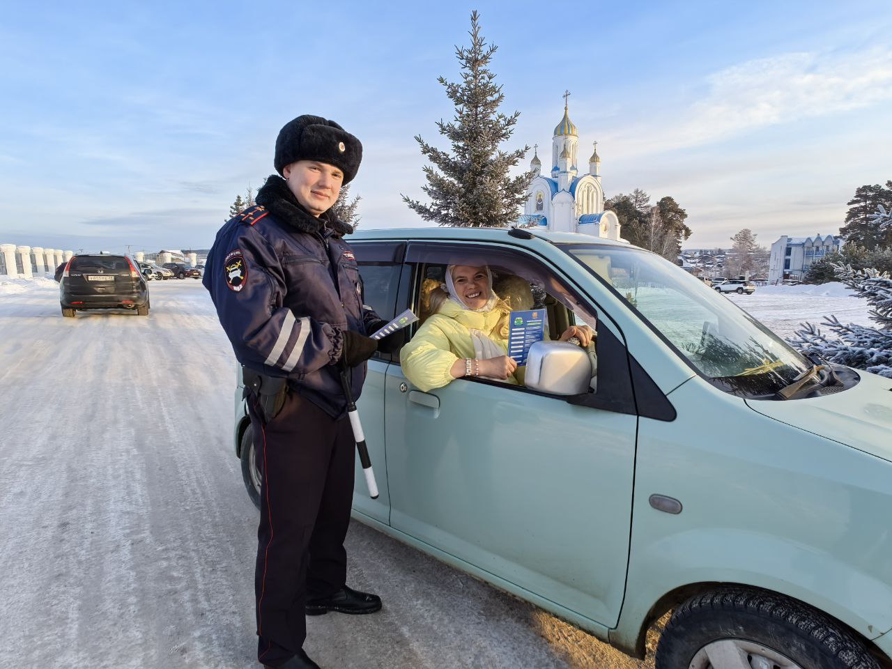 Сотрудники Госавтоинспекции напомнили водителям об опасностях зимней дороги Сотрудники Госавтоинспекции напомнили водителям об опасностях зимней дороги