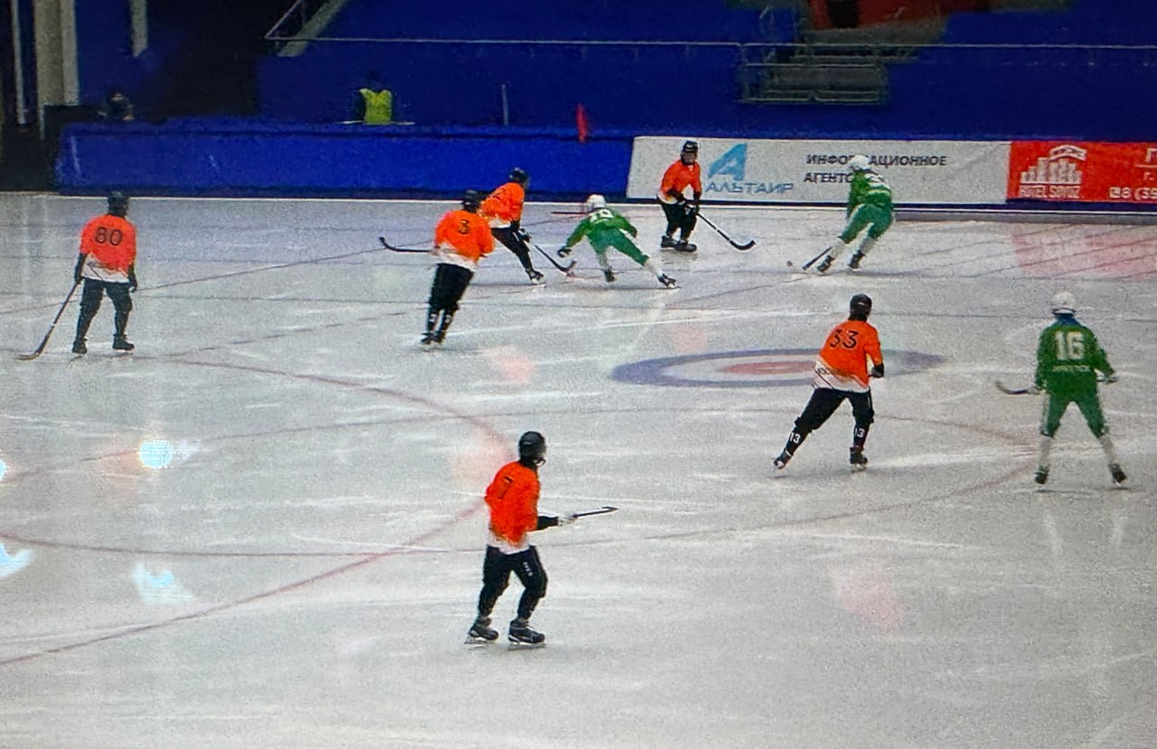 В Иркутске продолжаются игры первенства СФО по хоккею с мячом среди юниоров