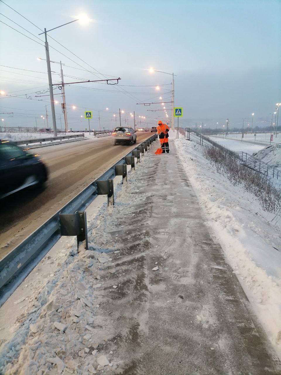 В Иркутске продолжается круглосуточная уборка дорог и тротуаров от снега и наледи В Иркутске продолжается круглосуточная уборка дорог и тротуаров от снега и наледи