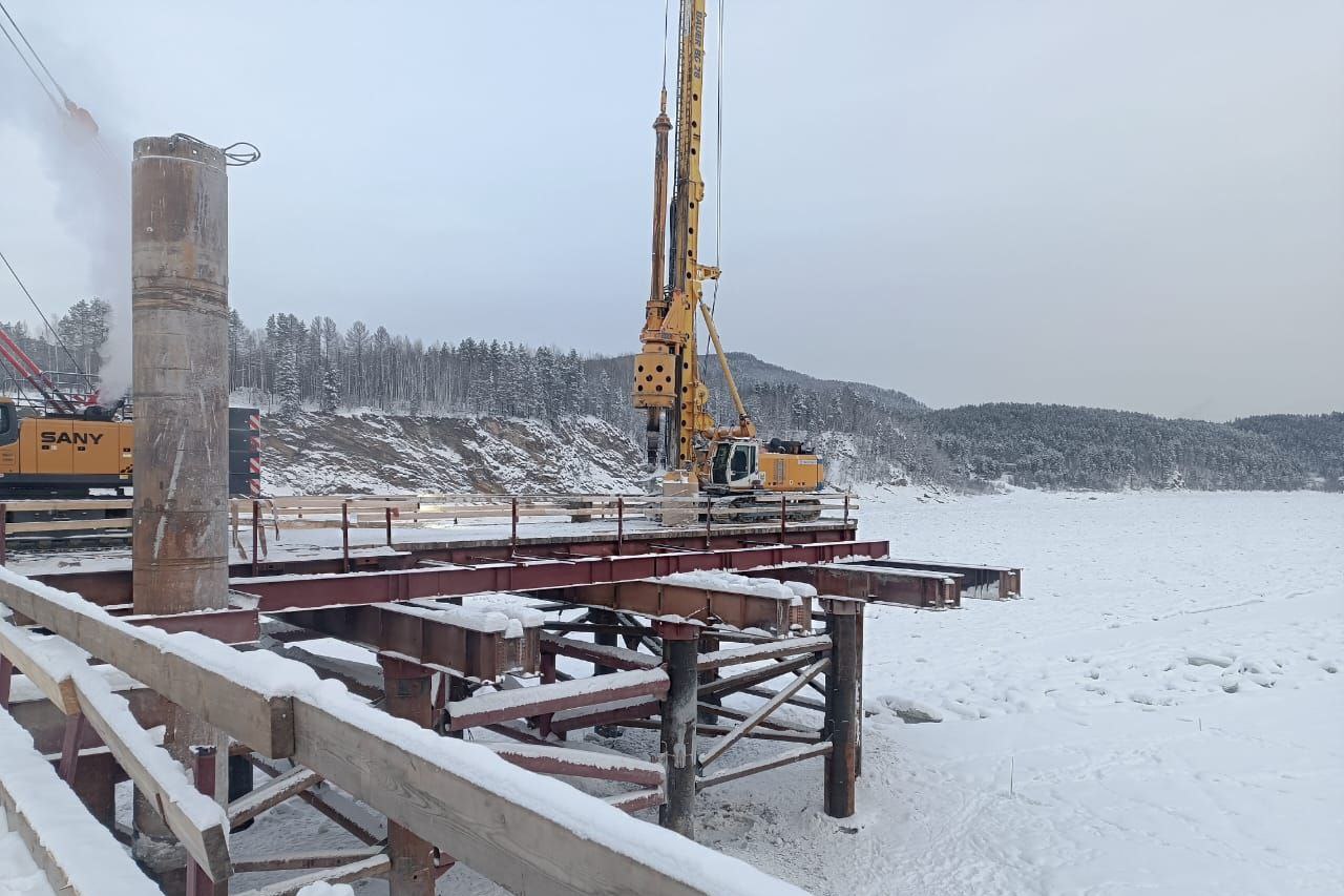 На мосту через Витим в Бодайбинском районе начали возведение русловых опор На мосту через Витим в Бодайбинском районе начали возведение русловых опор
