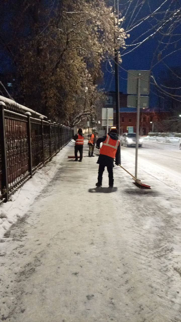 В Иркутске продолжается круглосуточная уборка дорог и тротуаров от снега и наледи В Иркутске продолжается круглосуточная уборка дорог и тротуаров от снега и наледи
