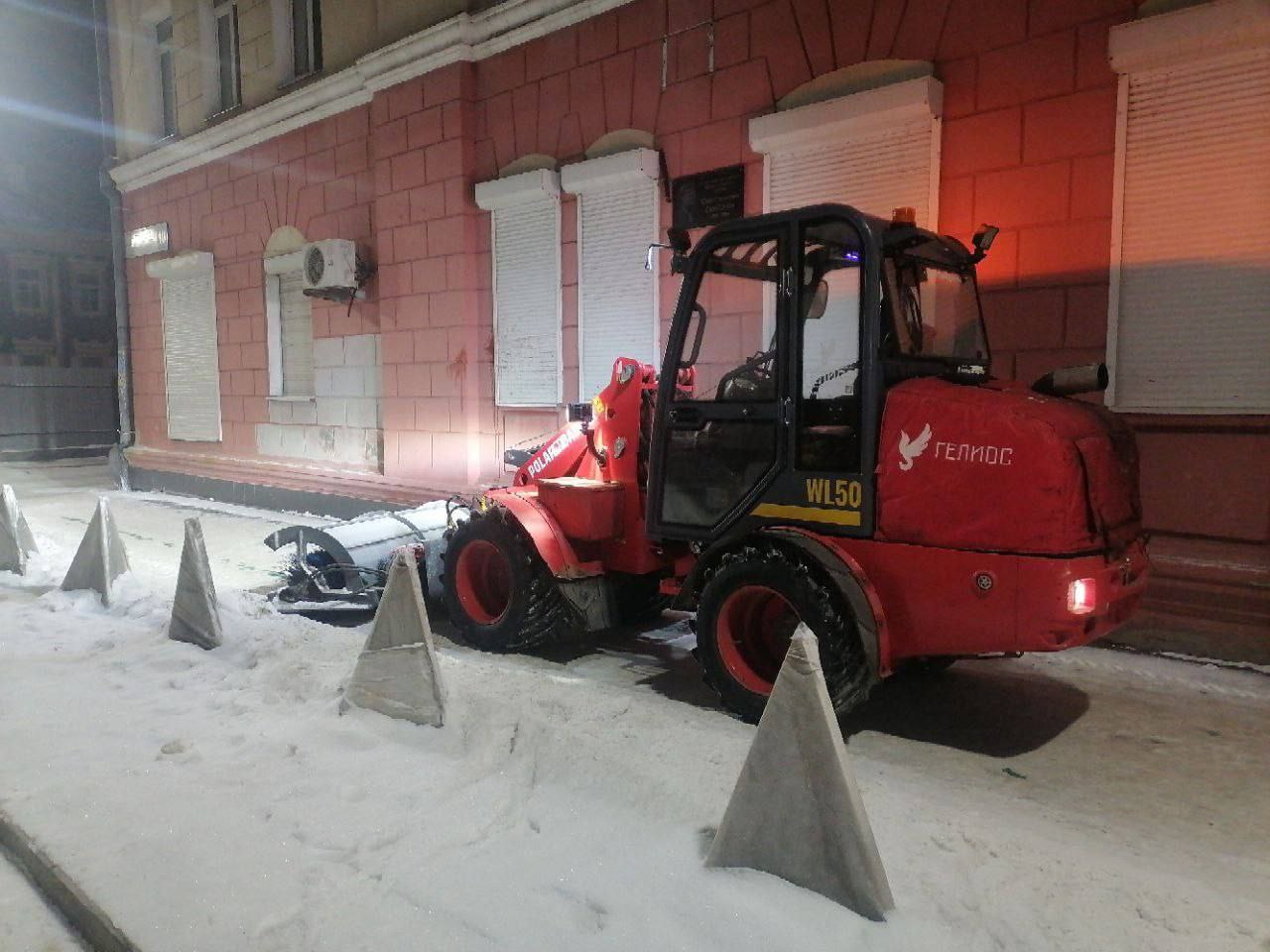 В Иркутске продолжается круглосуточная уборка дорог и тротуаров от снега и наледи В Иркутске продолжается круглосуточная уборка дорог и тротуаров от снега и наледи