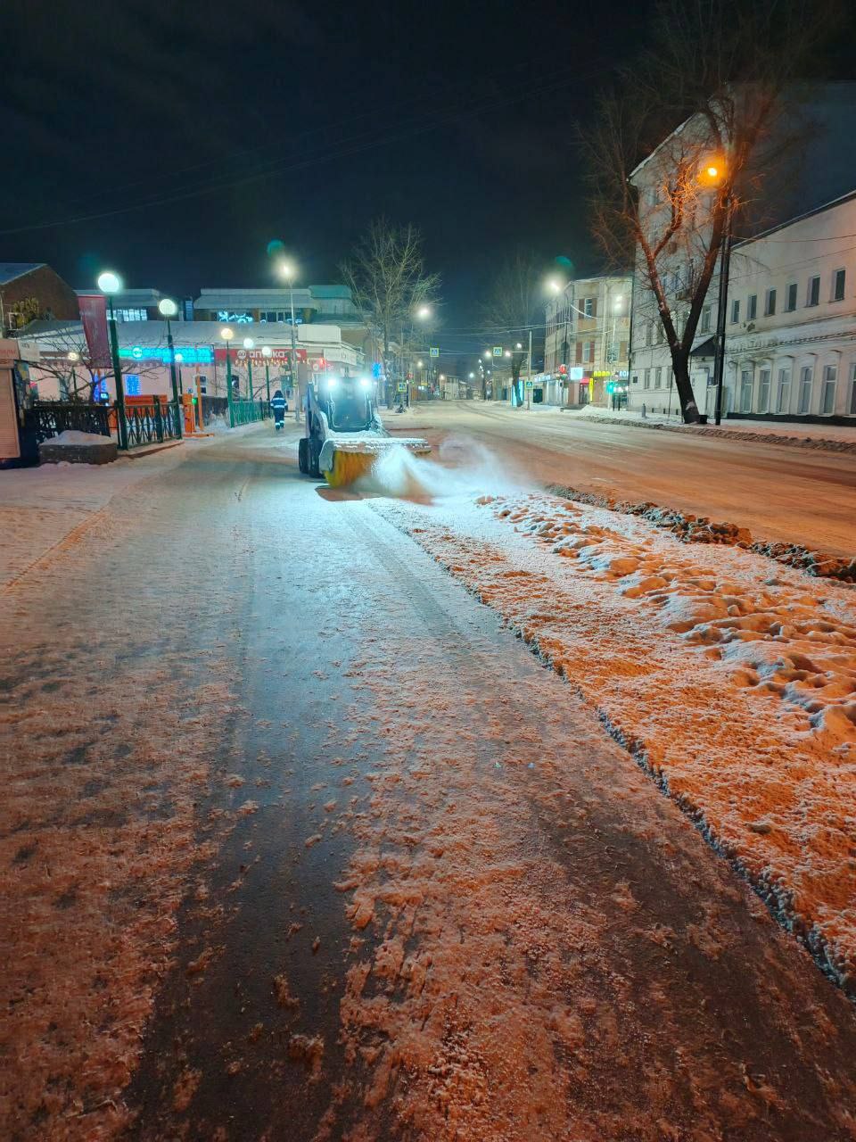 В Иркутске продолжается круглосуточная уборка дорог и тротуаров от снега и наледи В Иркутске продолжается круглосуточная уборка дорог и тротуаров от снега и наледи