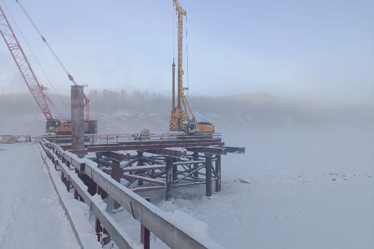 На мосту через Витим в Бодайбинском районе начали возведение русловых опор На мосту через Витим в Бодайбинском районе начали возведение русловых опор