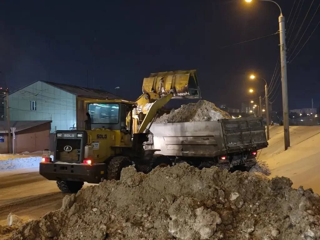 В Иркутске продолжается круглосуточная уборка дорог и тротуаров от снега и наледи В Иркутске продолжается круглосуточная уборка дорог и тротуаров от снега и наледи