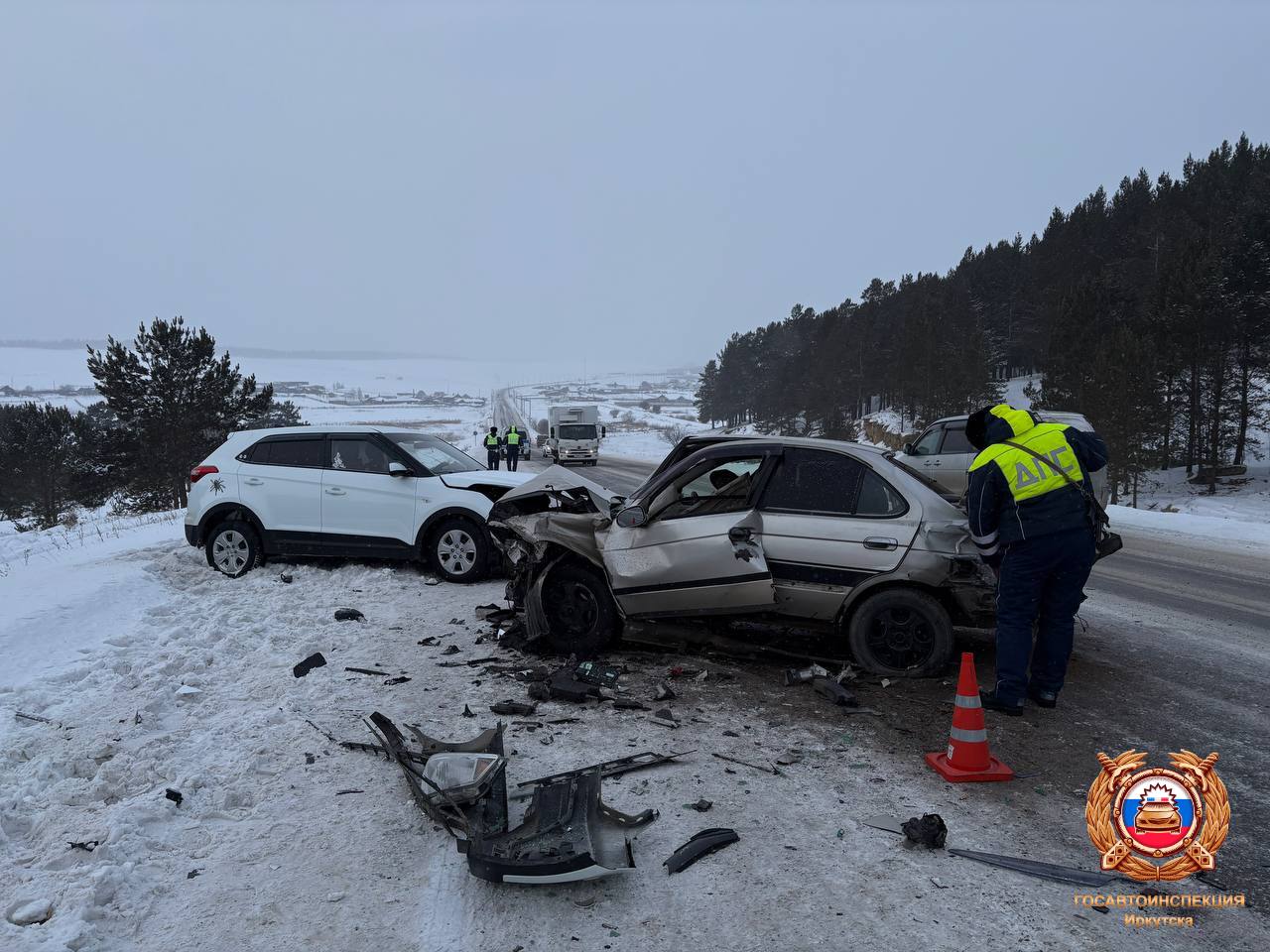 Сотрудники Госавтоинспекции работают на месте столкновения трех автомобилей в Иркутском районе