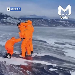 Ветрище сыграл в кёрлинг туристами на льду Байкала