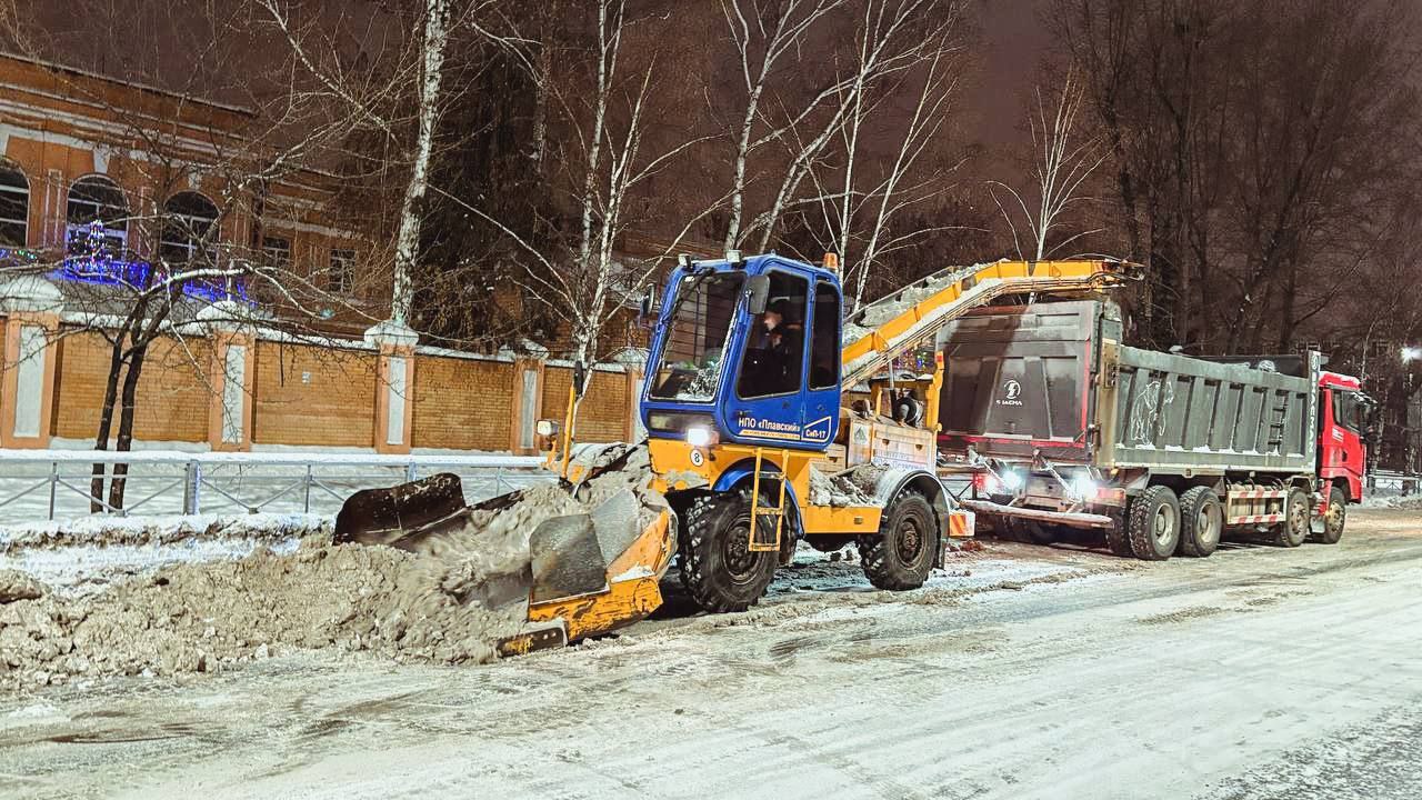 Дорожные службы Иркутска вывозят снег с магистралей города Дорожные службы Иркутска вывозят снег с магистралей города