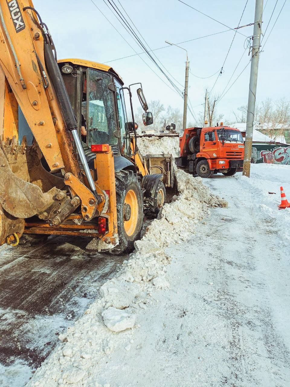 Дорожные службы Иркутска вывозят снег с магистралей города Дорожные службы Иркутска вывозят снег с магистралей города